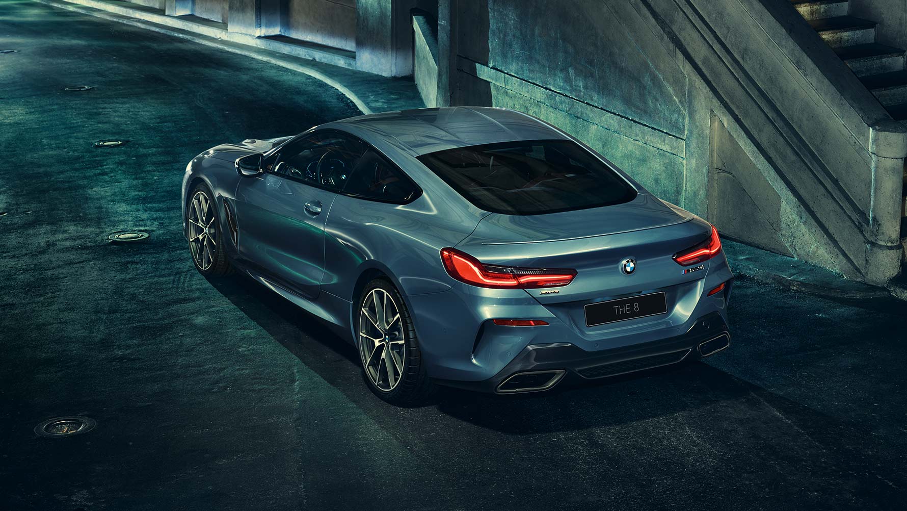 BMW 8 серии Coupe, вид сзади с поворотом в три четверти BMW 8 серии Coupe в ночном городе, вид сзади с поворотом в три четверти.
